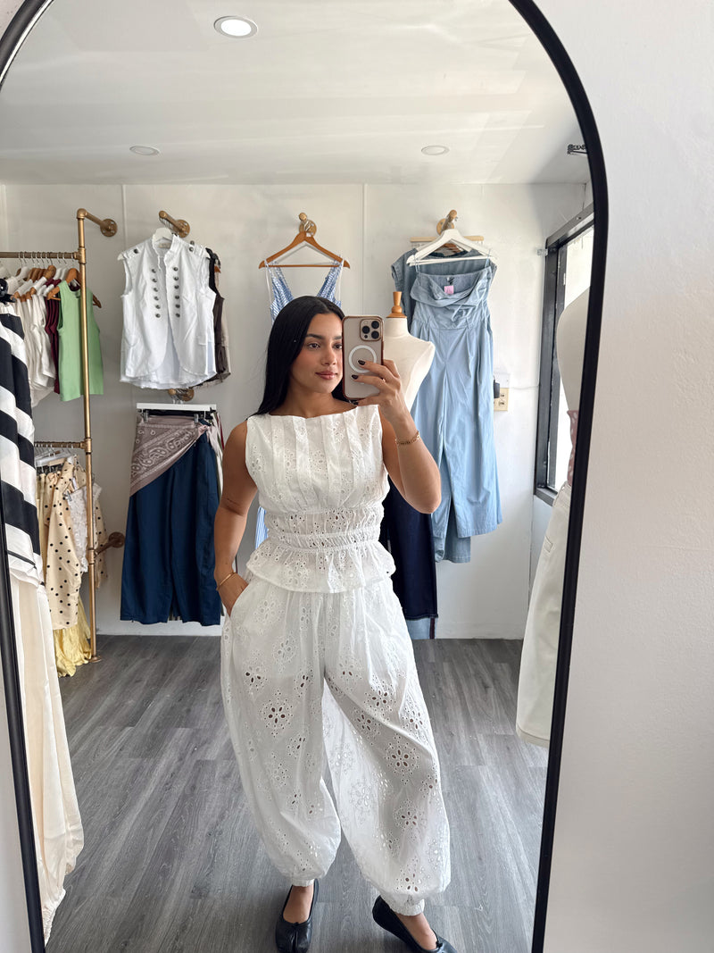 Detailed white set